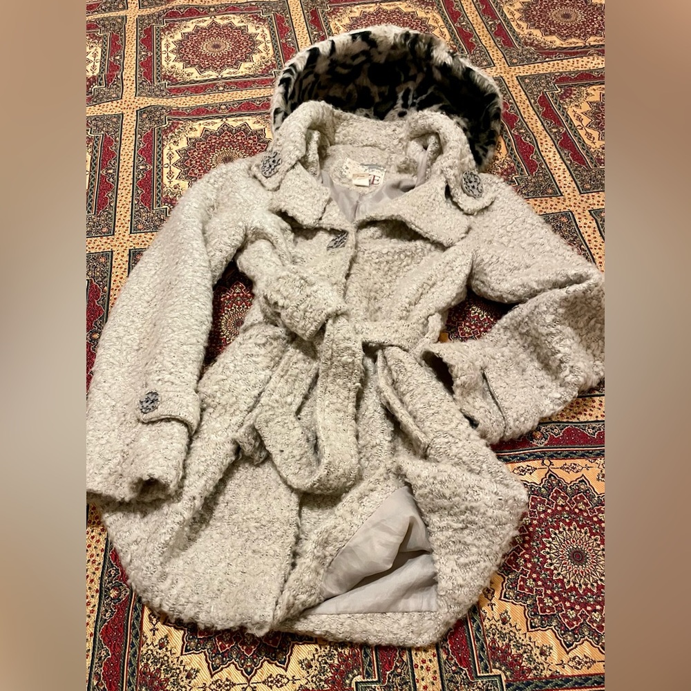 BKE women’s hooded jacket. 20% wood. 80% polyester. Color beige. Cozy & stylish.